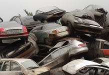 Ein Schrottplatz mit übereinander gestapelten alten Autos
