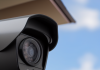 Die Forderseite einer Überwachungskamera mit sichtbarer Linse