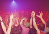Eine tanzende Crowd in einer Disko