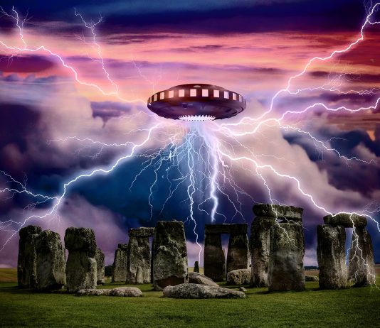 Ein UFO über Stonehenge